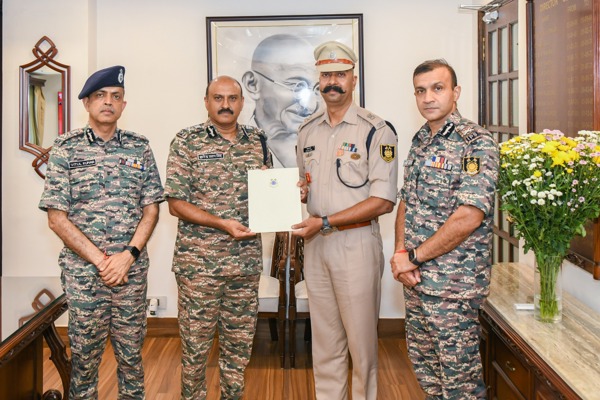   Courage and Philanthrophy Rewarded, team of gallant six of ISA CRPF Mount Abu was felicitated by Shri DG CRPF for  rescuing a trekker